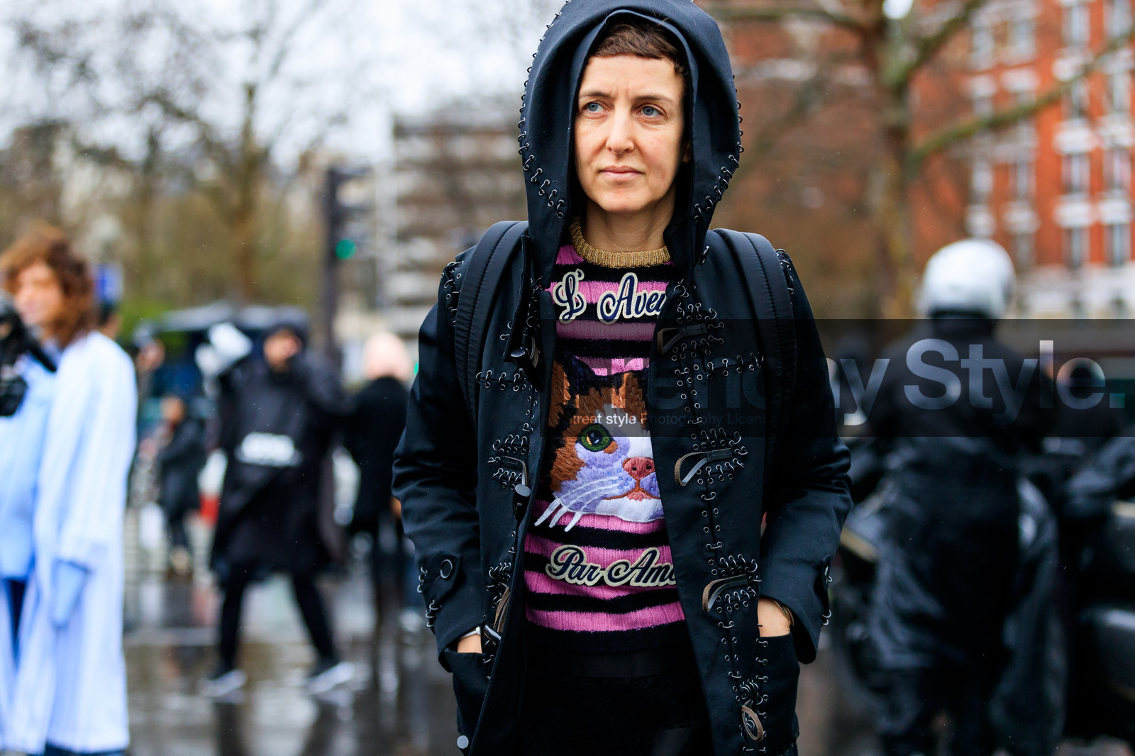 animal print, atmosphere details, AUTUMN WINTER 2017-2018, AW 17-18, black coat, black jacket, detail, FALL WINTER 2017-2018, fashion week, frenchystyle, FW, FW 17-18, gucci, hood, horizontal, jonathan paciullo, PARIS, PFW, pink sweater, printed sweater, sarah lerfel, street style