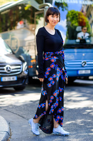 black skirt, black top, clara cornet, fashion week, floral, flower, frenchystyle, full length, FW, grey sneakers, jonathan paciullo, leather shoes, MENSWEAR, nike, PARIS, PFW, printed skirt, SPRING SUMMER 2018, SS 18, street style, vertical
