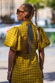 back, back detail, ballon sleeves, bracelet, check print, checked dress, dress, earring, hairstyle, Maria Wos, necklace, open back, printed dress, yellow dress, street style, jonathan paciullo, FW, frenchystyle, fashion week, PFW, PARIS, SPRING SUMMER 2022, SS 22, vertical, atmosphere details