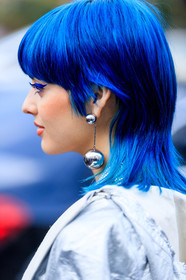 atmosphere details, AUTUMN WINTER 2017-2018, AW 17-18, blue hair, detail, dyed hair, earrings, FALL WINTER 2017-2018, fashion week, frenchystyle, FW, FW 17-18, jonathan paciullo, marc jacobs, paco rabanne, PARIS, PFW, portrait, raincoat, shiny coat, silver jacket, sita abellan, street style, vertical