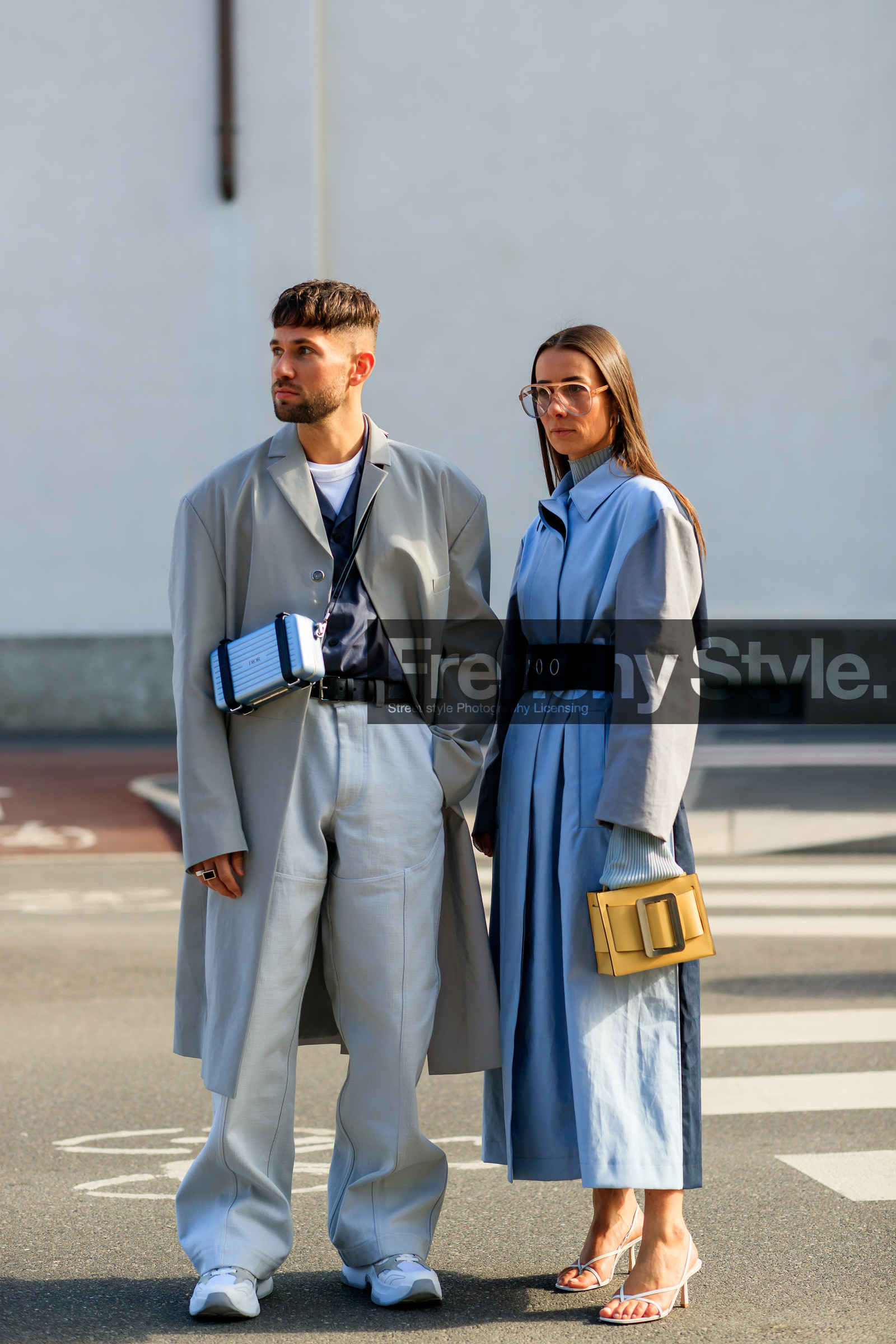 alice & j.s, alice barbier, JS roques, box bag, silvered bag, crossbody bag, metalic bag, dior bag, light blue trench coat, light grey trench coat, yellow leather bag, boyy bag, hand bag, big buckle bag, aviator glasses, sheer glasses, big glasses, white leather sandals, kitten heels sandals, multi straps sandals, big belt, belted trench coat, light beige pants, light beige trench coat, fashion week, frenchystyle, FW, jonathan paciullo, street style, MFW, MILAN, AUTUMN WINTER 2020-2021, FALL WINTER 2020-2021, FW 20-21, vertical, full length