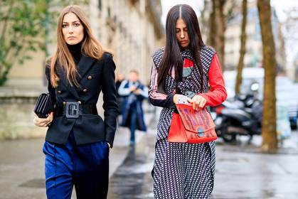 atmosphere details, AUTUMN WINTER 2017-2018, AW 17-18, black bag, black belt, black dress, black jacket, blazer, blue pants, detail, FALL WINTER 2017-2018, fashion week, frenchystyle, FW, FW 17-18, gilda ambrosio, giorgia tordini, graphic dress, horizontal, jonathan paciullo, leather bag, leather belt, PARIS, PFW, printed bag, printed dress, red bag, red sweater, street style, striped bag, trousers