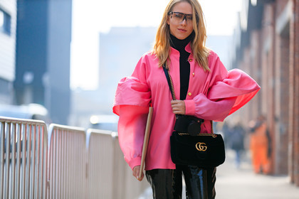 atmosphere details, AUTUMN WINTER 2017-2018, AW 17-18, black bag, black pants, detail, FALL WINTER 2017-2018, fashion week, frenchystyle, FW, FW 17-18, gucci, horizontal, jonathan paciullo, leather bag, leather pants, MFW, MILAN, oversize, pink top, street style, suede bag, sunglasses, trousers, vinyl