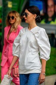 white blouse, mid long sleeves blouse, drape blouse, pearl pin, pearl embroidered blouse, diamond earrings, street style, jonathan paciullo, FW, frenchystyle, fashion week, MFW, MILAN, SPRING SUMMER 2020, SS 20
