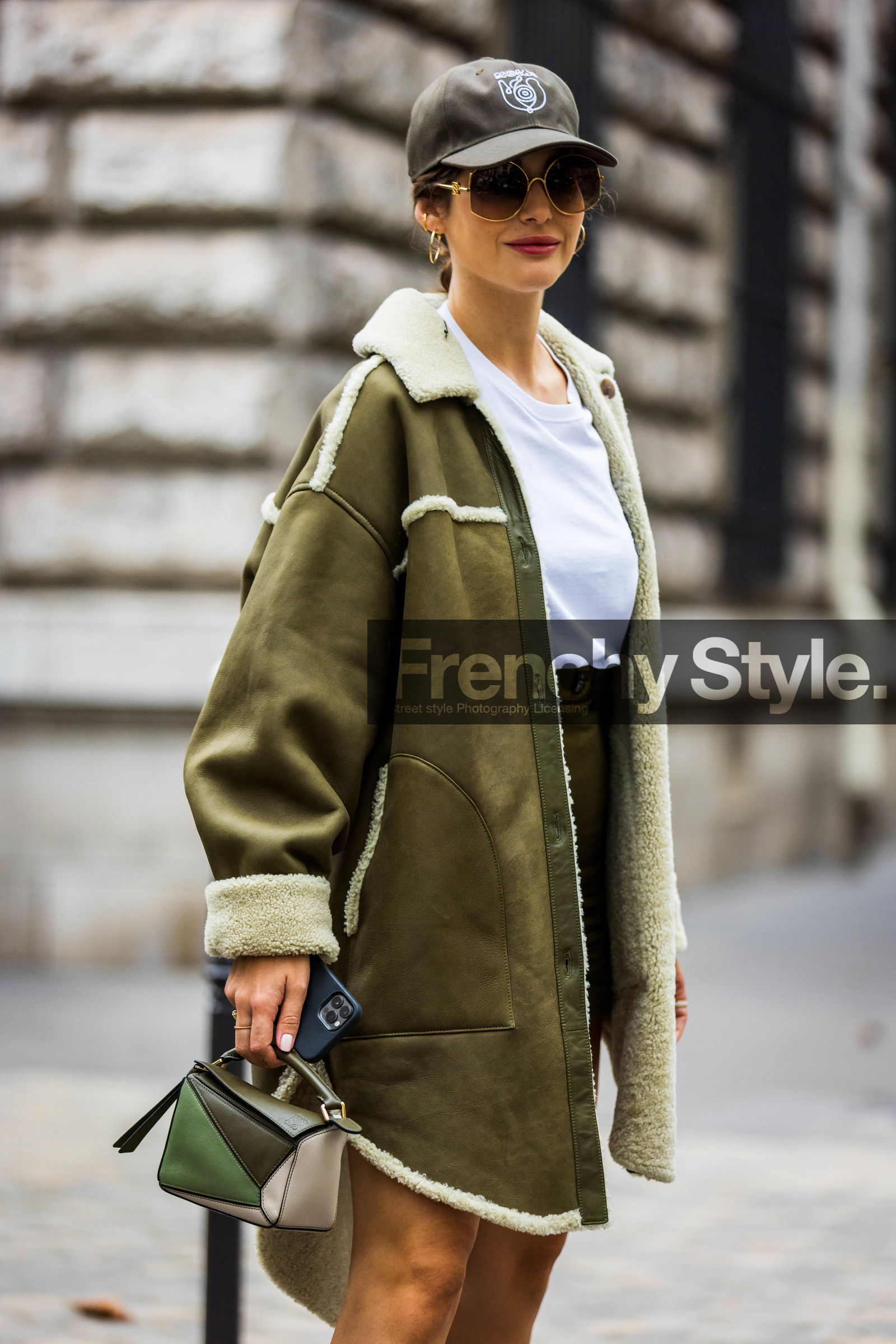 bag, beige bag, cap, coat, green bag, khaki bag, khaki cap, khaki coat, khaki short, loewe look, Nour Arida, shearling coat, short, sock, sunglasses, t-shirt, white t-shirt, street style, jonathan paciullo, FW, frenchystyle, fashion week, PFW, PARIS, SPRING SUMMER 2022, SS 22, vertical, atmosphere details