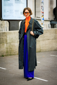 orange sunglasses, petrole trench, orange zipped top, orange turtleneck, blue trousers, highwaist pants, black belt, golden loops, black stilettos, fashion week, frenchystyle, FW, jonathan paciullo, street style, AUTUMN WINTER 2022-2023, FALL WINTER 2022_2023, FW 22-23, PFW, PARIS, vertical, full length, chain bag