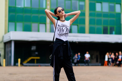 atmosphere details, black bag, black pants, black sweater, choker, detail, fashion week, frenchystyle, FW, horizontal, jonathan paciullo, LFW, LONDON, model, necklace, printed t shirt, sora choi, SPRING SUMMER 2017, SS 17, street style, sunglasses, sweatpants, tied up sweater, trousers, white t shirt, woman