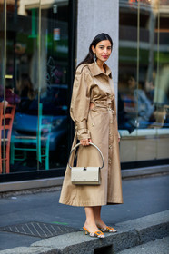 beige bag, beige coat, bettina looney, cut out, earrings, leather bag, leather shoes, trench coat, yellow shoes, MILAN, MFW, fashion week, frenchystyle, FW, jonathan paciullo, street style, AUTUMN WINTER 2019-2020, AW 19-20, FALL WINTER 2019-2020, FW 19-20, vertical, full length
