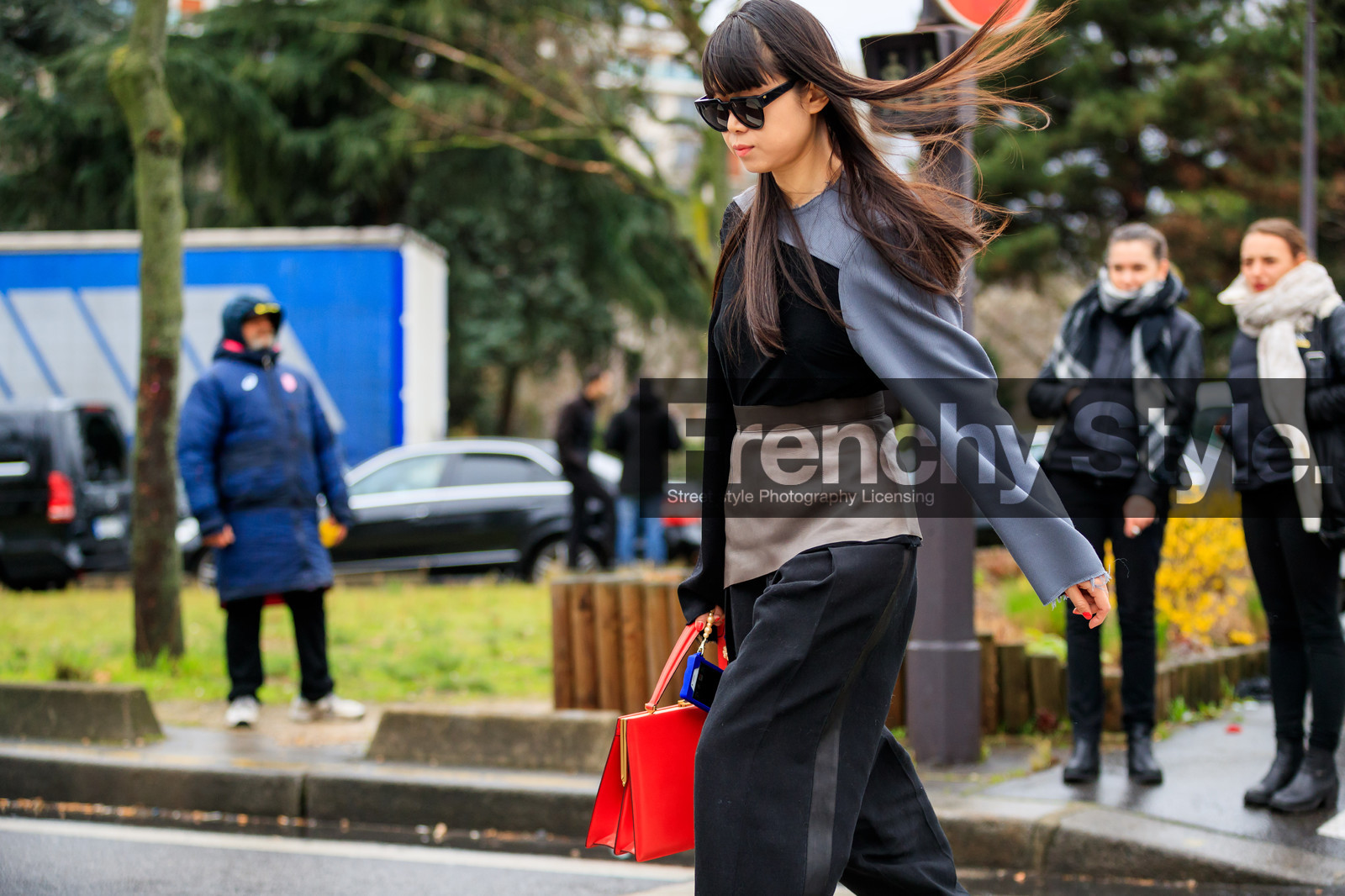 atmosphere details, AUTUMN WINTER 2017-2018, AW 17-18, black pants, detail, FALL WINTER 2017-2018, fashion week, frenchystyle, FW, FW 17-18, horizontal, jonathan paciullo, leaf greener, leather bag, PARIS, PFW, printed top, red bag, street style, trousers