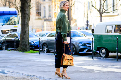 atmosphere details, AUTUMN WINTER 2017-2018, AW 17-18, black skirt, Charlotte Groeneveld, chloe, FALL WINTER 2017-2018, fashion week, frenchystyle, full length, FW, FW 17-18, golden shoes, graphic bag, green sweater, high heels, horizontal, jonathan paciullo, leather bag, leather shoes, PARIS, PFW, printed bag, psychedelic, street style, yellow bag