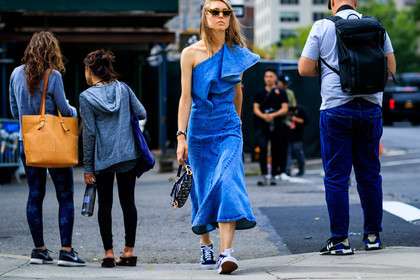 asymetric, black shoes, black sneakers, blue bag, blue denim, bracelet, christian dior, denim dress, graphic bag, iphone, jessica minkoff, leather bag, leather shoes, monogram, one shoulder, printed bag, ruffles, saddle bag, sunglasses, vans, street style, jonathan paciullo, FW, frenchystyle, fashion week, NYFW, NEW YORK, SPRING SUMMER 2019, SS 19, atmosphere details, horizontal, detail