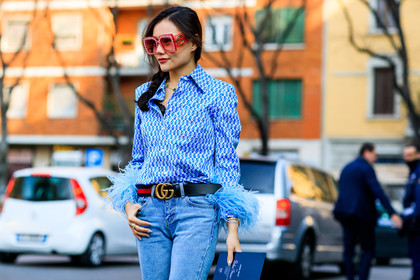 atmosphere details, AUTUMN WINTER 2017-2018, AW 17-18, blue denim, blue shirt, denim pants, detail, FALL WINTER 2017-2018, fashion week, feathers, frenchystyle, fun sunglasses, FW, FW 17-18, gucci, horizontal, jeans, jonathan paciullo, MFW, MILAN, printed shirt, street style, sunglasses, trousers