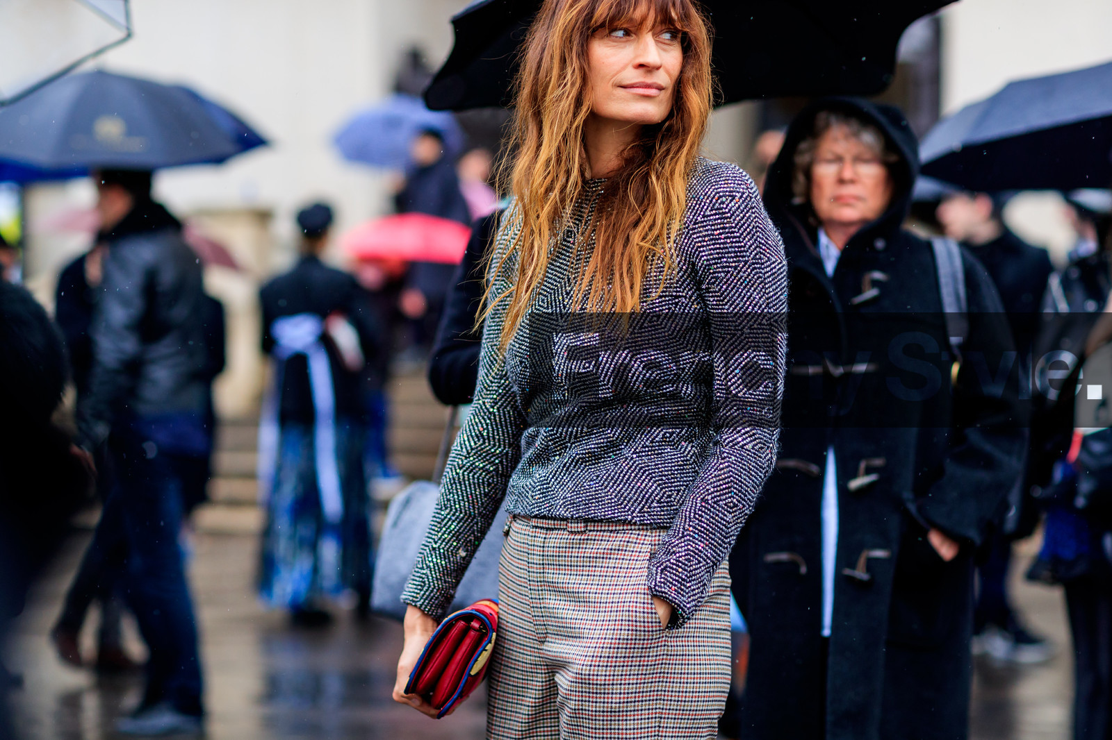 atmosphere details, AUTUMN WINTER 2017-2018, AW 17-18, beige pants, caroline de maigret, checked pants, detail, FALL WINTER 2017-2018, fashion week, frenchystyle, FW, FW 17-18, graphic bag, graphic pants, grey sweater, horizontal, jonathan paciullo, leather bag, orange bag, PARIS, PFW, plaid, printed bag, printed pants, red bag, street style, suede bag, trousers
