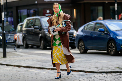 chloe king, animal skin shoes, navy blue leather shoes, high heels shoes, mary jane shoes, brown leather jacket, brown leather trench coat, yellow skirt, mid long skirt, floral printed skirt, checked blouse, checked scarf, green blouse, green scarf, bicolor blouse, bicolor scarf, bicolor skirt, white blouse, white skirt, white scarf, hair scarf, silk scarf, multicolor bag, floral printed bag, navy blue bag, yellow bag, green bag, fashion week, frenchystyle, FW, jonathan paciullo, street style, LFW, LONDON, AUTUMN WINTER 2020-2021, FALL WINTER 2020-2021, FW 20-21, horizontal, atmosphere details, full length