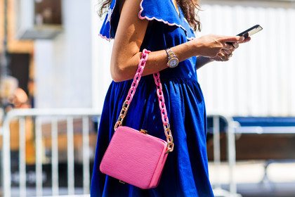 atmosphere details, blue dress, detail, fashion week, frenchystyle, FW, graphic bag, horizontal, iphone, jonathan paciullo, leandra medine, leather bag, NEW YORK, NYFW, pink bag, rolex, SPRING SUMMER 2018, SS 18, street style
