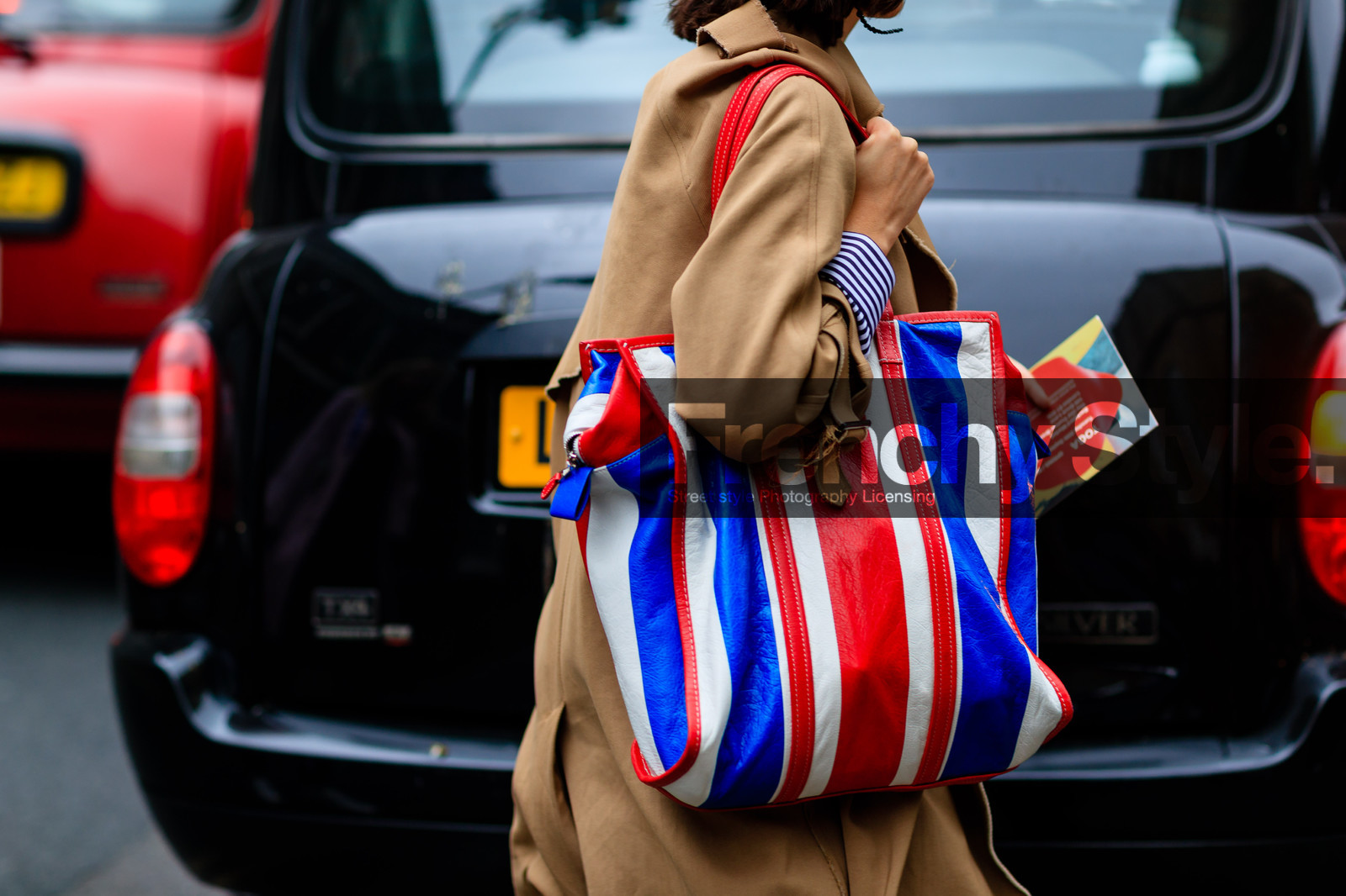 atmosphere details, balenciaga, blue bag, detail, fashion week, frenchystyle, FW, geometric, graphic bag, horizontal, jonathan paciullo, leather bag, LFW, LONDON, printed bag, red bag, SPRING SUMMER 2017, SS 17, street style, striped bag, tote bag, trench coat, woman