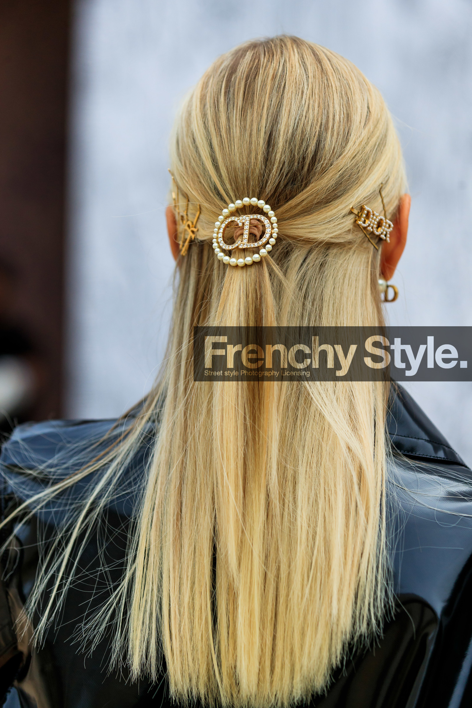 dior total look, dior earrings, dior hair clip, dior ring, close up detail, jewel close up, hair clip, hair details, back details, strassed hair clip, golden hair clip, initials hair clip, pearl hair clip, leonie hanne, fashion week, frenchystyle, FW, jonathan paciullo, street style, PFW, PARIS, AUTUMN WINTER 2021-2022, FALL WINTER 2021-2022, FW 21-22, vertical, atmosphere details, detail