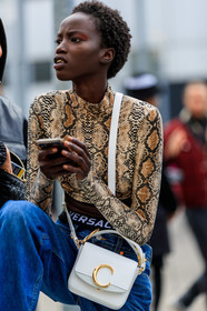 animal print, beige top, blue denim, chloé, crop top, denim pants, iphone, jeans, leather bag, model, short hair, snake print, trousers, versace, white bag, PARIS, PFW, street style, jonathan paciullo, FW, frenchystyle, fashion week, AUTUMN WINTER 2019-2020, AW 19-20, FALL WINTER 2019-2020, FW 19-20, vertical, atmosphere details, detail