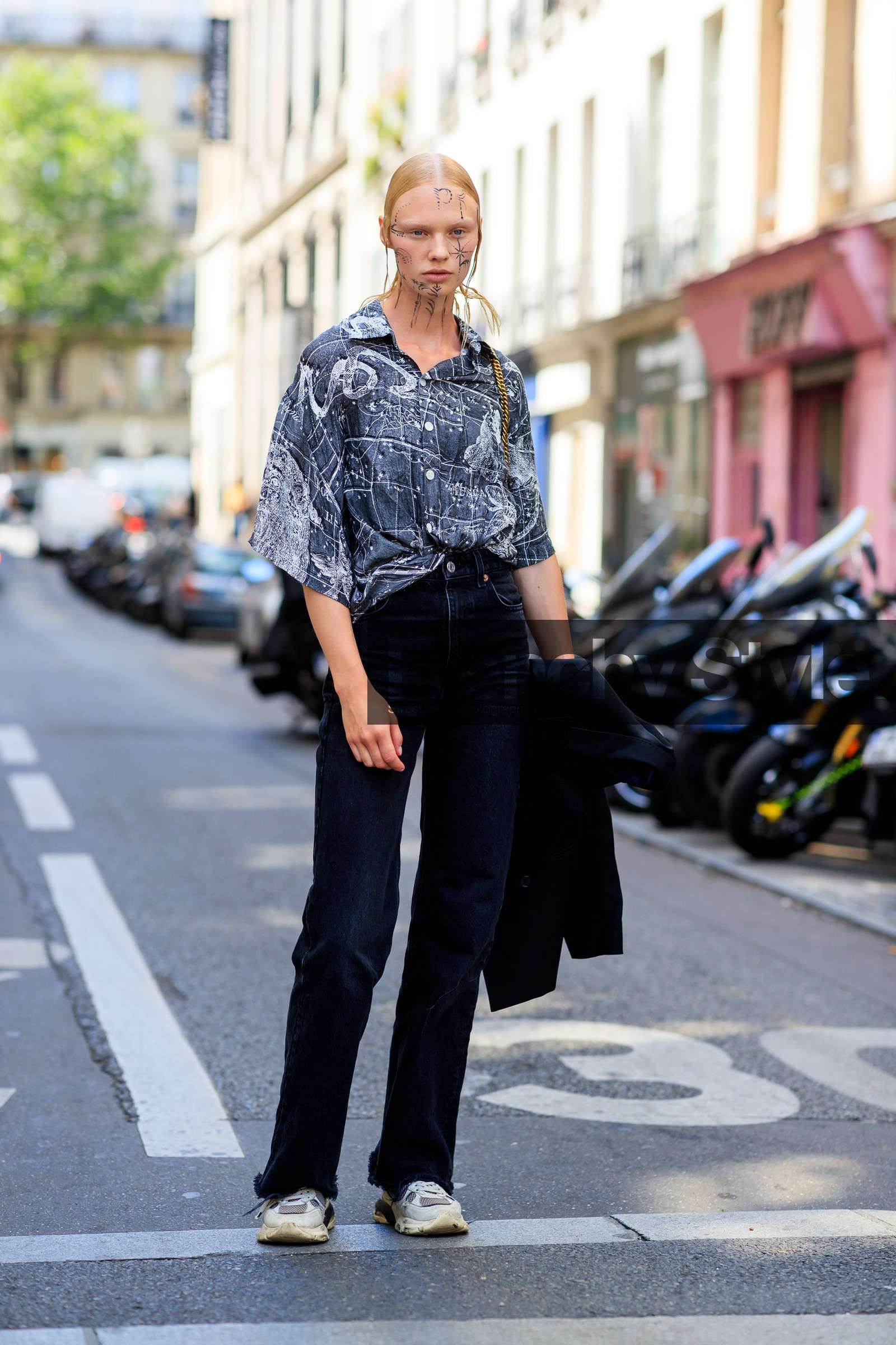 haircut, hair details, make up, make up details, tatoo, tatoo all over, tatoo detail, grey shirt, printed shirt, oversize shirt, short sleeves shirt, denim, black jeans, fashion week, frenchystyle, FW, jonathan paciullo, street style, PFW, PARIS, AUTUMN WINTER 2021-2022, FALL WINTER 2021-2022, FW 21-22, vertical, full length, model