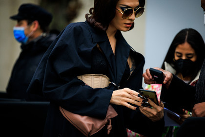 black sunglasses, short hair, black trenhc, pink pouch, beige corset, black nails, fashion week, frenchystyle, FW, jonathan paciullo, street style, PFW, PARIS, menswear, FALL WINTER 2022-2023, AUTUMN WINTER 2022-2023, FW 22-23, atmosphere details, detail, horizontal