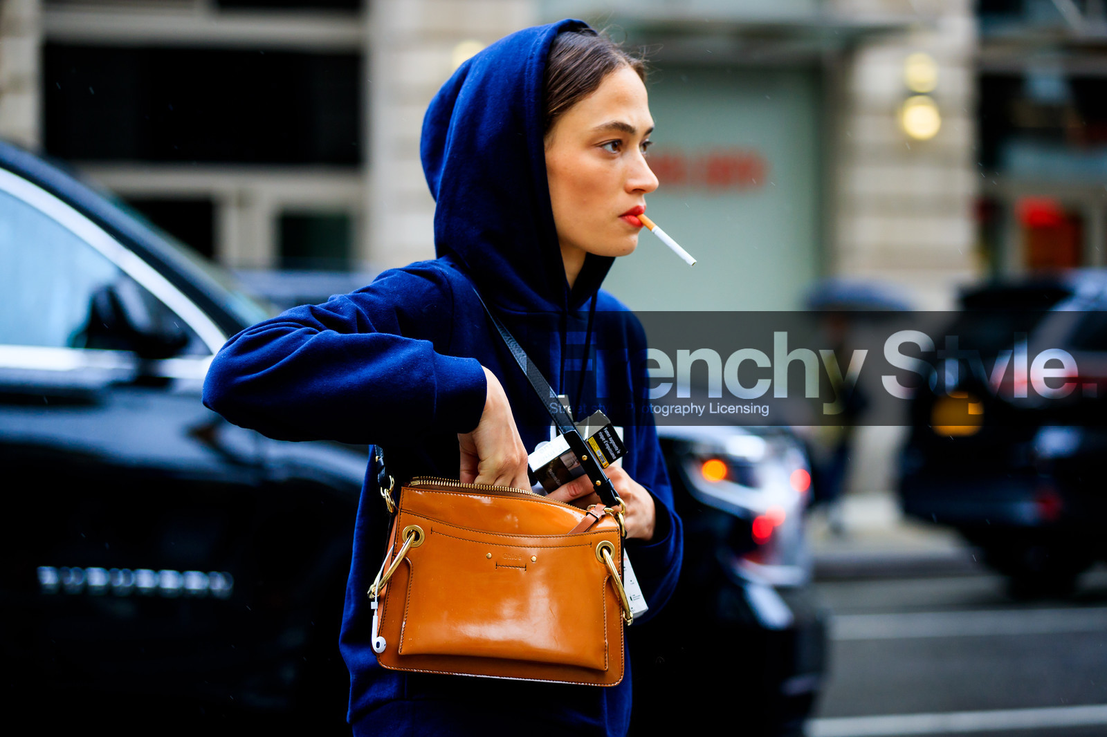chloé, hoodie, leather bag, model, navy sweater, red lips, street style, jonathan paciullo, FW, frenchystyle, fashion week, NYFW, NEW YORK, SPRING SUMMER 2019, SS 19, atmosphere details, horizontal, detail