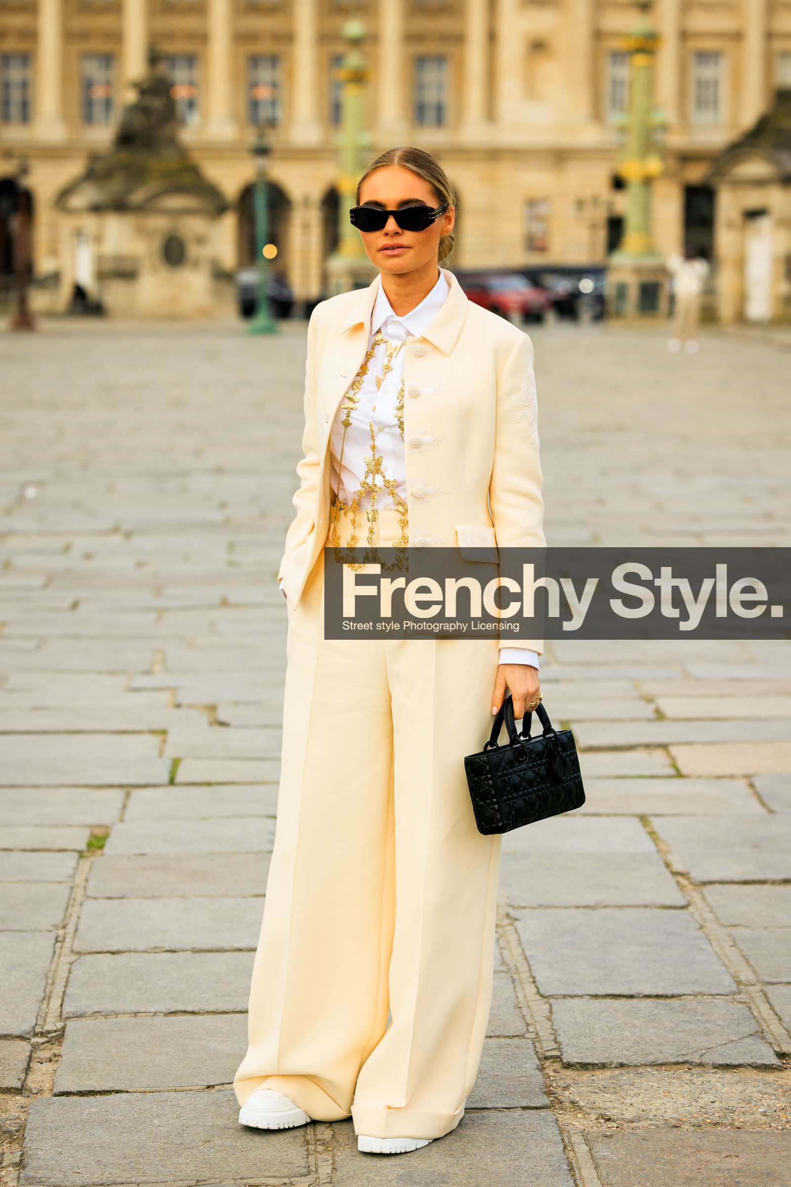 full cream look, suit, baggy pants, dior bag, black bag, black sunglasses, jewelry, doctors bag, cream jacket, buttoned jacket, white sneakers, golden necklace, golden armour, armour necklace, fashion week, frenchystyle, FW, jonathan paciullo, street style, AUTUMN WINTER 2022-2023, FALL WINTER 2022_2023, FW 22-23, PFW, PARIS, vertical, full length