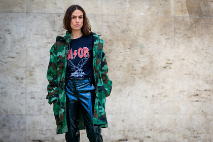 atmosphere details, AUTUMN WINTER 2017-2018, AW 17-18, black pants, black t shirt, camo jacket, camouflage, detail, erika boldrin, FALL WINTER 2017-2018, fashion week, frenchystyle, FW, FW 17-18, green jacket, horizontal, jonathan paciullo, leather pants, military jacket, PARIS, PFW, printed jacket, printed t shirt, street style, trousers, vinyl