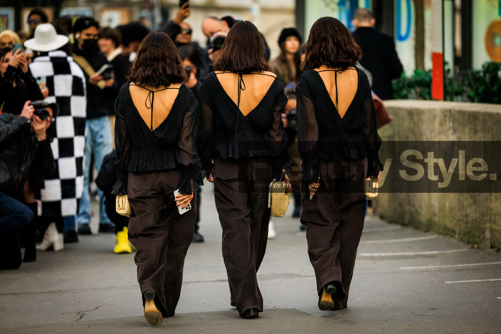 short hair, mathing look, sisters, ruffle shirt, sheer shirt, open back cut shirt, brown trousers, tabi boots, black boots, margiela boots, baggy pants, bottega veneta pouch, cream pouch, the tripletsss, street style, jonathan paciullo, FW, frenchystyle, fashion week, AUTUMN WINTER 2022-2023, FALL WINTER 2022_2023, FW 22-23, PFW, PARIS, horizontal, atmosphere details, full length