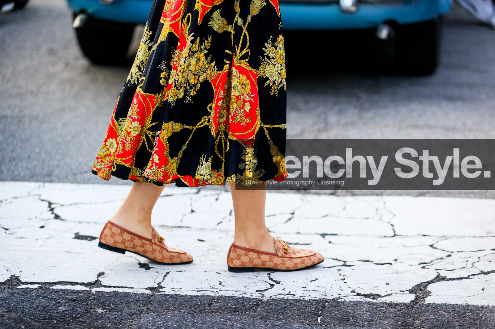 beige shoes, black skirt, graphic skirt, gucci, leather shoes, loafers, printed skirt, yuwei zhangzou, fashion week, frenchystyle, FW, jonathan paciullo, street style, MFW, MILAN, AUTUMN WINTER 2019-2020, AW 19-20, FALL WINTER 2019-2020, FW 19-20, atmosphere details, detail, horizontal