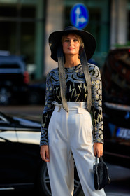 xnenia adonts, black hat, jacquard pullover, tight pullover, grey pullover, white pants, carrot pants, high waist pants, paper bag pants, stella mccartney bag, chain strap bag, hand bag, fashion week, frenchystyle, FW, jonathan paciullo, street style, MFW, MILAN, SPRING SUMMER 2020, SS 20