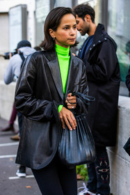 bag, black bag, black blazer, black legging, blazer, fluo green turtleneck, leather bag, leather blazer, turtleneck, fashion week, frenchystyle, FW, jonathan paciullo, street style, PFW, PARIS, SPRING SUMMER 2022, SS 22, vertical, atmosphere details