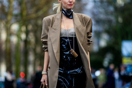 leonie hanne, beige jacket, black scarf, black vinyl dress, black polish dress, belted dress, button dress, corset dress, bag necklace, long necklace, monogrammed bag, monogrammed necklace, brown leather bag, silvered necklace, beige bra, beige dress, bicolor dress, jacket dress, striped scarf, linda farrow scarf, fashion week, frenchystyle, FW, jonathan paciullo, street style, PFW, PARIS, horizontal, atmosphere details, detail
