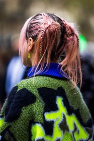 back, back detail, braid, electric blue, fluo green, green jumper, hair style, hairstyle, jumper, Lolo Zouai, pink hair, street style, jonathan paciullo, FW, frenchystyle, fashion week, PFW, PARIS, SPRING SUMMER 2022, SS 22, vertical, atmosphere details