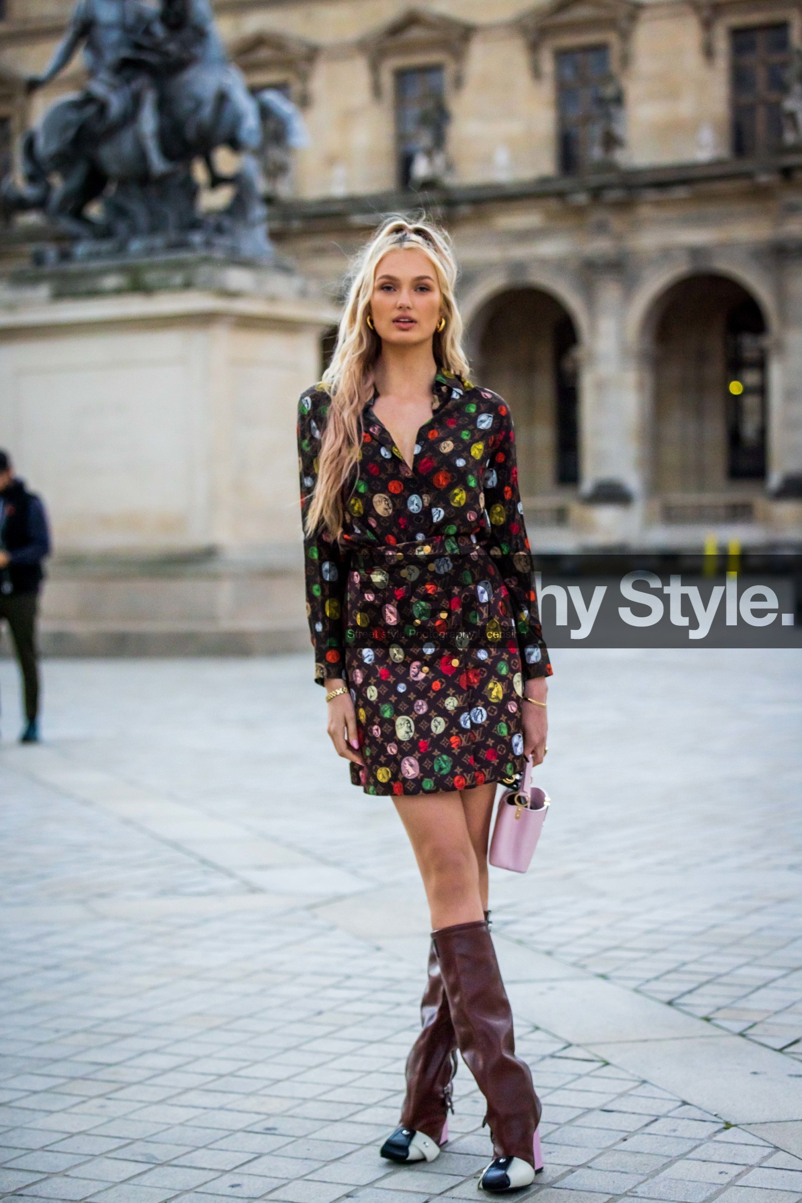 bag, black shirt, boots, brown boots, brown skirt, high boots, leather boots, leather skirt, logo print, louis vuitton bag, louis vuitton look, multicolor, pink bag, print, printed skirt, Romee Strijd, shirt, short skirt, skirt, fashion week, frenchystyle, FW, jonathan paciullo, street style, PFW, PARIS, SPRING SUMMER 2022, SS 22, vertical, full length