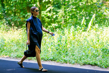 atmosphere details, black bag, black dress, black sandals, fashion week, frenchystyle, full length, FW, horizontal, jonathan paciullo, leather bag, leather shoes, MENSWEAR, mira duma, miroslava duma, PARIS, PFW, SPRING SUMMER 2018, SS 18, street style, sunglasses, tone on tone, total look black