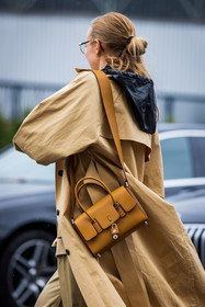Alex Carl, back, back detail, bag, beige trench, camel bag, leather bag, trench, fashion week, frenchystyle, FW, jonathan paciullo, street style, PFW, PARIS, SPRING SUMMER 2022, SS 22, vertical, atmosphere details