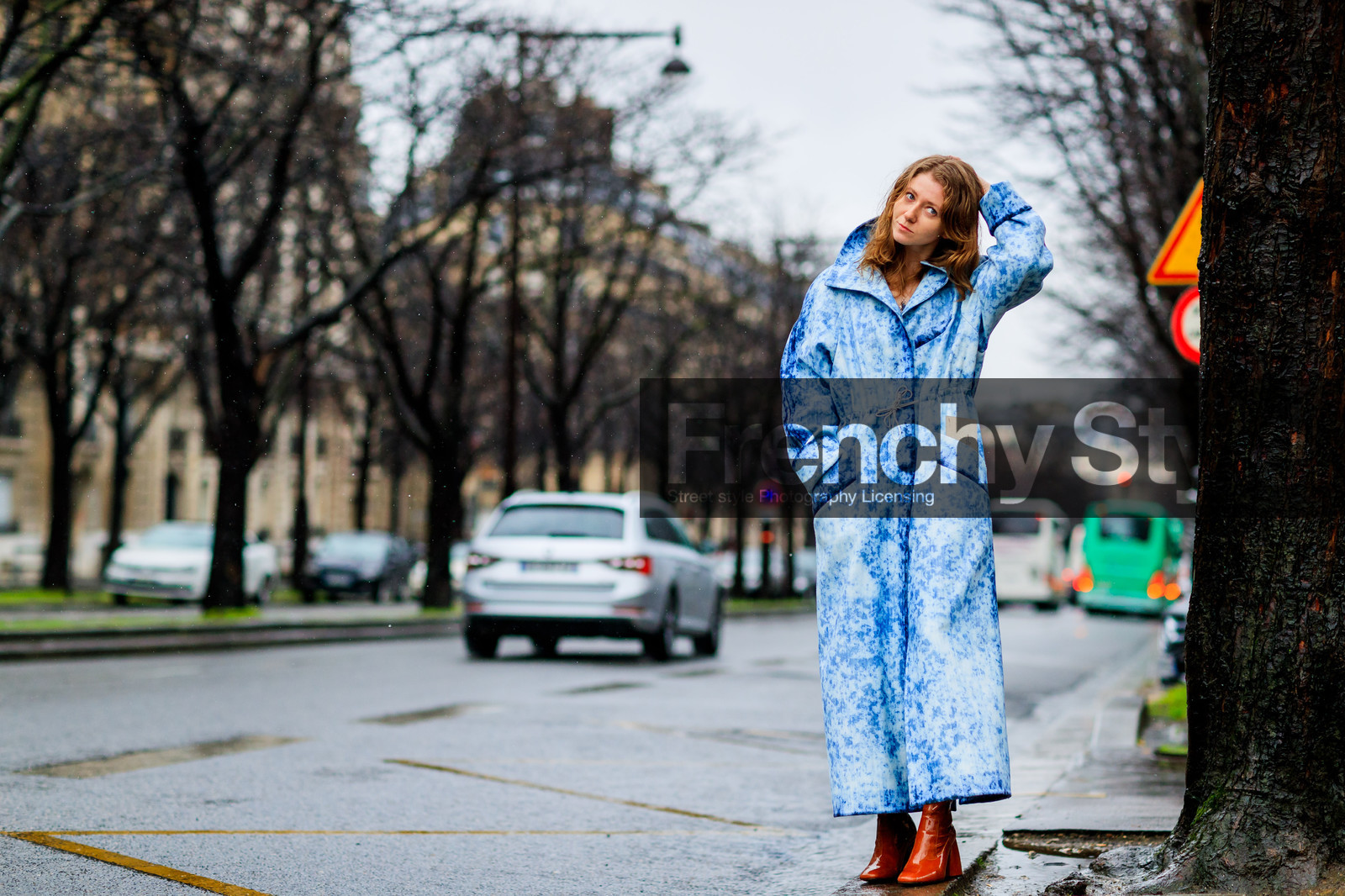 atmosphere details, AUTUMN WINTER 2017-2018, AW 17-18, blue denim, camel boots, denim coat, FALL WINTER 2017-2018, fashion week, frenchystyle, full length, FW, FW 17-18, high heels, horizontal, jonathan paciullo, leather shoes, PARIS, PFW, printed coat, street style, tie & die
