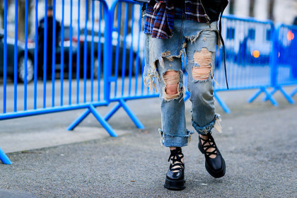 atmosphere details, AUTUMN WINTER 2017-2018, AW 17-18, black shoes, black wedges, blue denim, denim pants, detail, FALL WINTER 2017-2018, fashion week, frenchystyle, FW, FW 17-18, graphic shirt, high heels, horizontal, jeans, jonathan paciullo, leather shoes, PARIS, PFW, printed shirt, ripped pants, street style, trousers