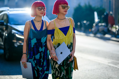 Ami and Aya Suzuki, ferragamo bag, yellow dress, light blue dress, sleeveless dress, half shoulder dress, long dress, animal print dress, printed dress, green dress, bicolor dress, yellow leather bag, shoulder bag, golden strap bag, nude leather bag, pink hair, dyed hair, aviator sunglasses, pink sunglasses, yellow sunglasses, silvered choker, golden earrings, multi necklace, strassed earrings, dangling earrings, low necked dress, fashion week, frenchystyle, FW, jonathan paciullo, street style, MFW, MILAN, AUTUMN WINTER 2020-2021, FALL WINTER 2020-2021, FW 20-21, horizontal, atmosphere details, detail