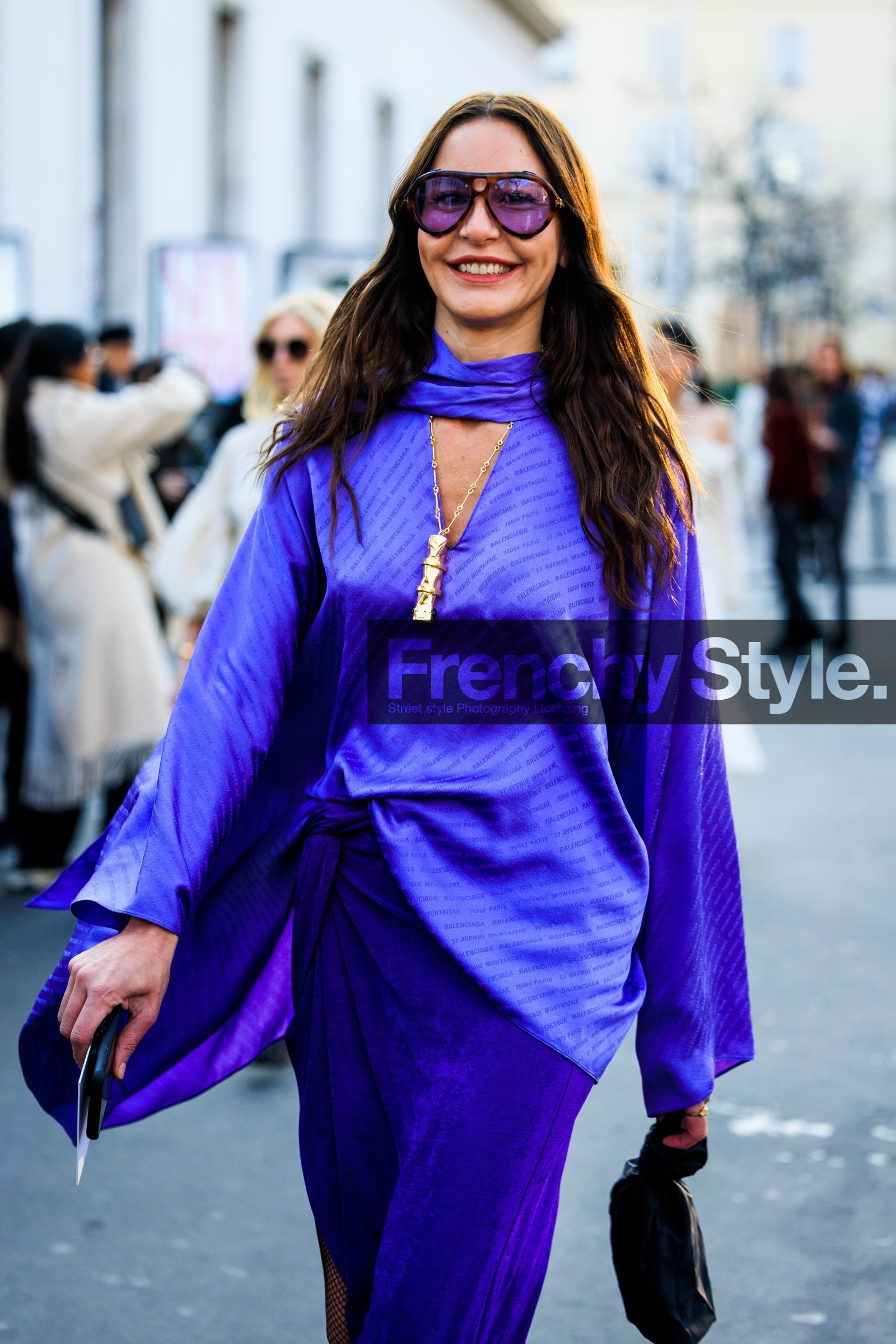 satin shirt, silk shirt, purple shirt, purple skirt, knotted skirt, open cut skirt, midi skirt, purple heels, purple sunglasses, 80s sunglasses, golden neclace, black pouch, ece sukan, street style, jonathan paciullo, FW, frenchystyle, fashion week, AUTUMN WINTER 2022-2023, FALL WINTER 2022_2023, FW 22-23, PFW, PARIS, vertical, detail