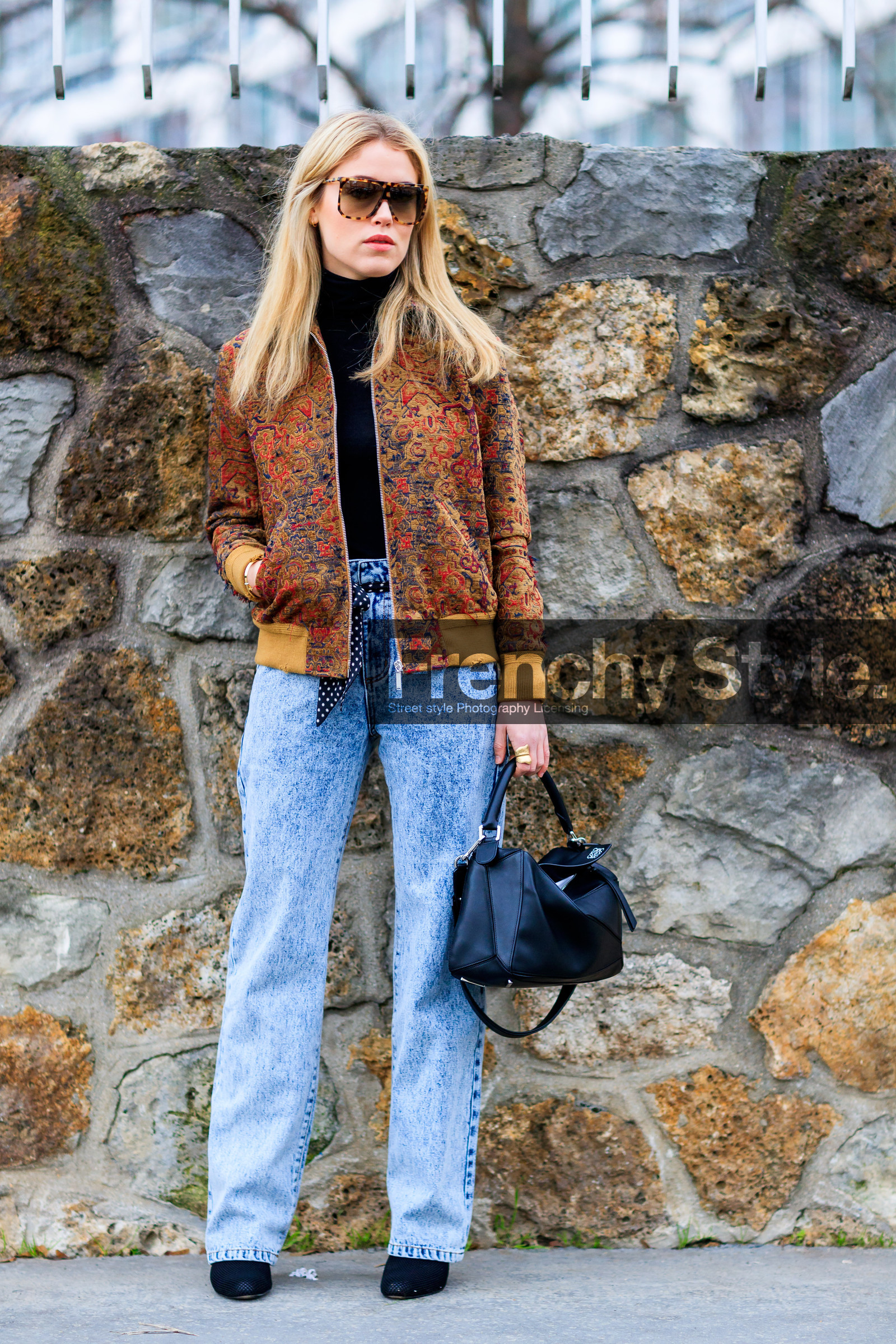 Annabel Rosendahl, AUTUMN WINTER 2017-2018, AW 17-18, black bag, black belt, black shoes, black sweater, blue denim, brocard, denim pants, embroidered jacket, FALL WINTER 2017-2018, fashion week, frenchystyle, full length, FW, FW 17-18, jeans, jonathan paciullo, leather bag, leather shoes, loewe, PARIS, PFW, polka dot, street style, sunglasses, teddy jacket, trousers, vertical