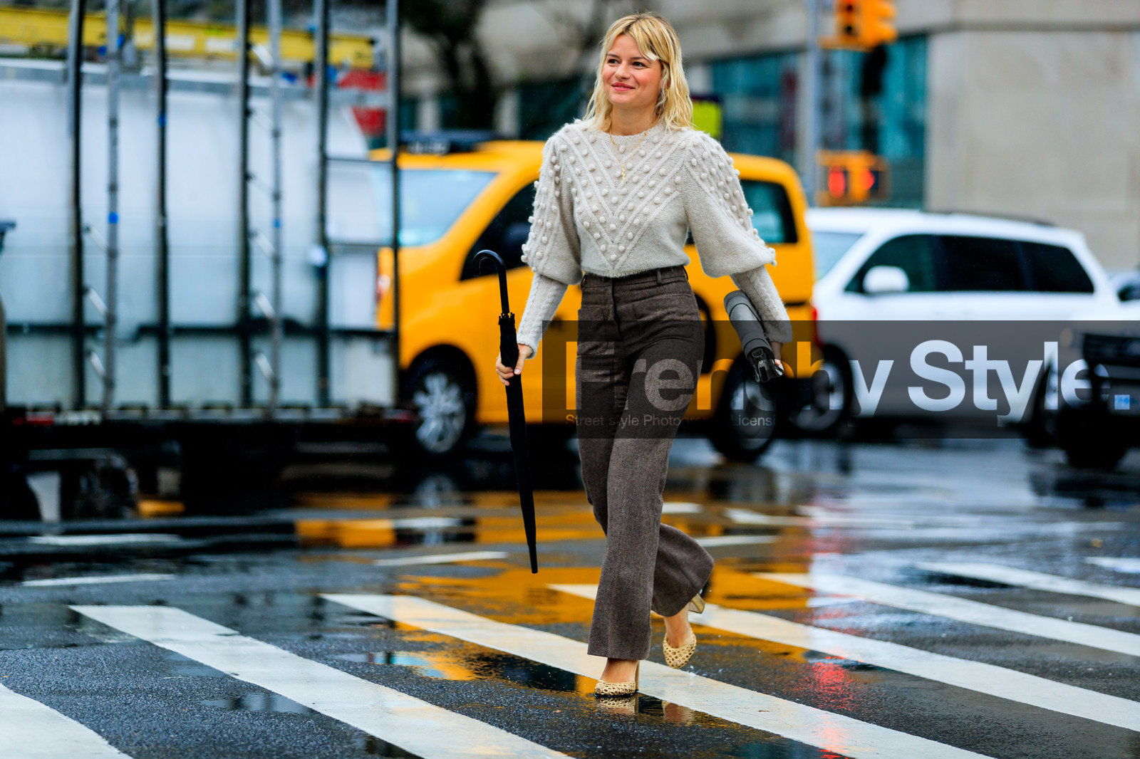 beige shoes, beige sweater, brown pants, leather shoes, sabina socol, trousers, street style, jonathan paciullo, FW, frenchystyle, fashion week, NYFW, NEW YORK, SPRING SUMMER 2019, SS 19, atmosphere details, horizontal, full length