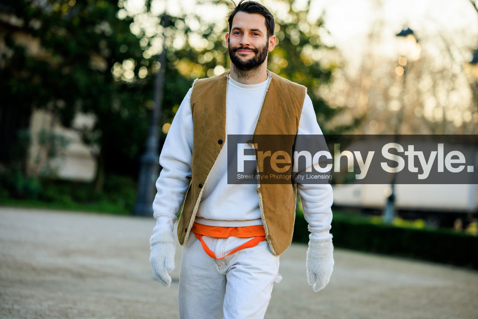white sweatshirt, white trousers, orange tshirt, brown vest, sleeveless vest, white gloves, sporty look, fashion week, frenchystyle, FW, jonathan paciullo, street style, PARIS, PFW, SPRING SUMMER 2022, SS 22, atmosphere details, detail, horizontal, simon jacquemus