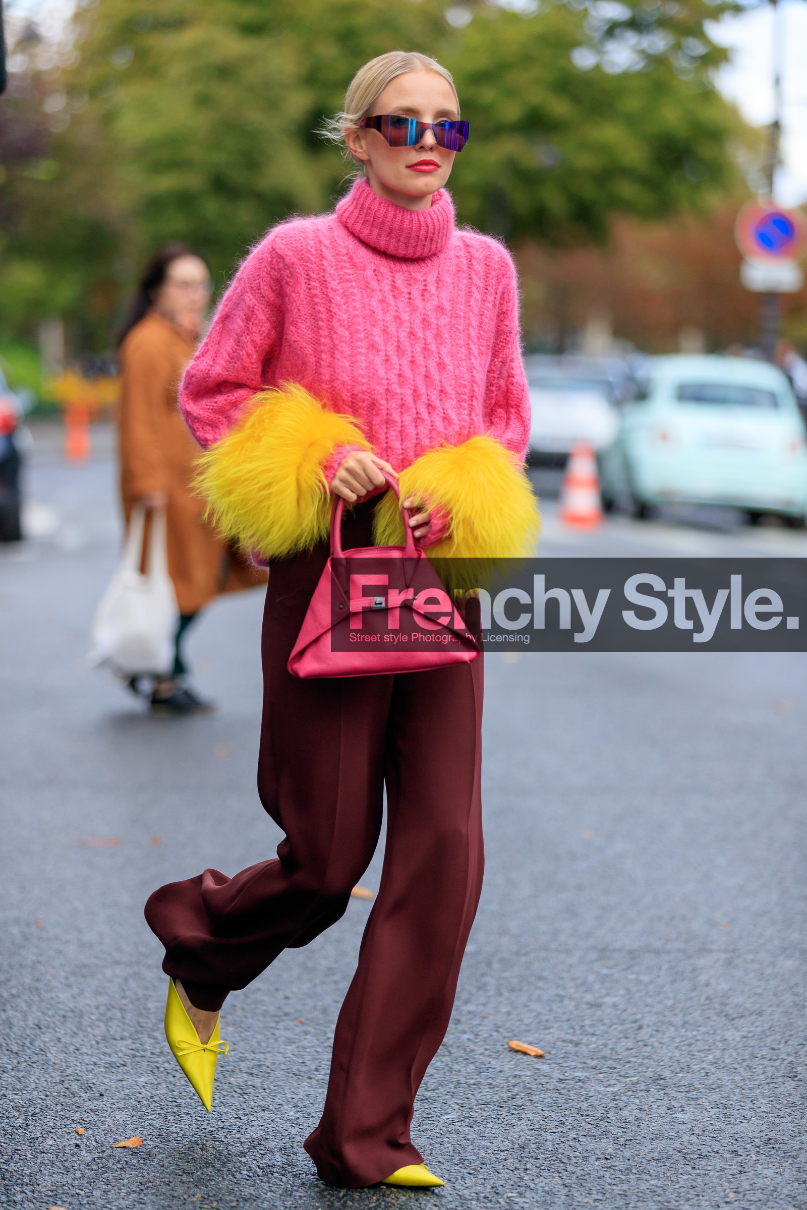 leonie hanne, balenciaga sunglasses, futurist shape sunglasses, purple sunglasses, mirror sunglasses, pink pullover, turtleneck pullover, pink leather bag, hand bag, feather details pullover, feather details, yellow pullover, burgundy pants, tailored pants, yellow leather shoes, sharp end shoes, knot details shoes, flat shoes, PARIS, PFW, SPRING SUMMER 2020, SS 20, fashion week, frenchystyle, FW, jonathan paciullo, street style, vertical, full length