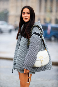 tamara kalinic, dior bag, dior coat, dior skirt, dior total look, dior strap bag, checked coat, checked skirt, houndstooth printed coat, houndstooth printed skirt, mini skirt, black skirt, white skirt, hoodie, hoodie coat, down jacket, white leather bag, fashion week, frenchystyle, FW, jonathan paciullo, street style, PFW, PARIS, SPRING SUMMER 2021, SS 21, vertical, atmosphere details, detail