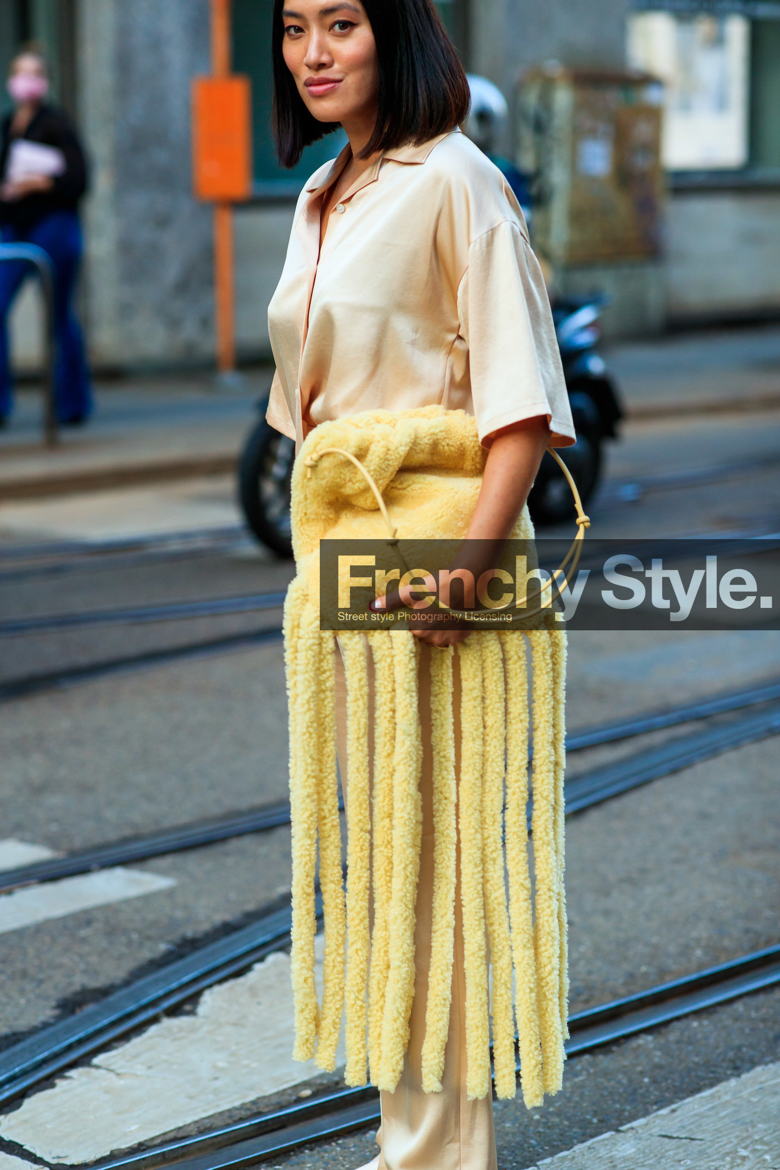 nude shirt, nude pants, silk pants, silk shirt, satin pants, satin shirt, short sleeves shirt, pyjama shirt, pyjama pants, pyjama look, yellow bag, fur bag, fringe bag, Tiffany Hsu, street style, jonathan paciullo, FW, frenchystyle, fashion week, MFW, MILAN, SPRING SUMMER 2021, SS 21, vertical, detail