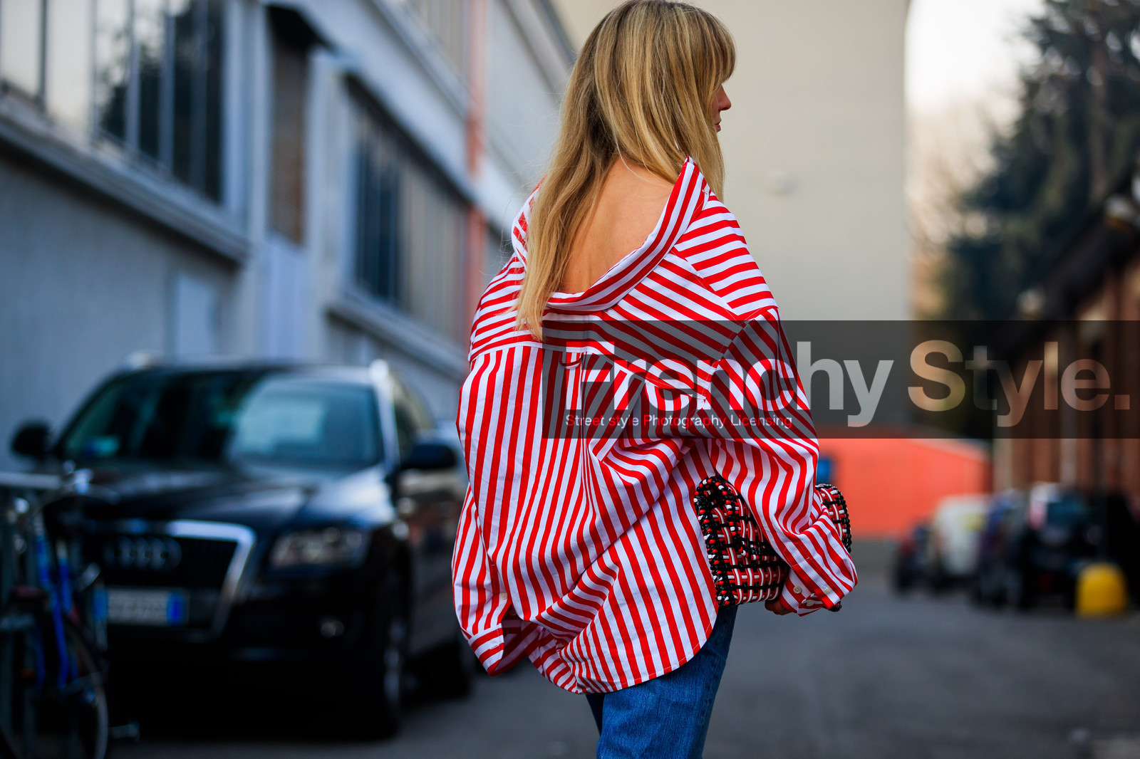 atmosphere details, AUTUMN WINTER 2017-2018, AW 17-18, back detail, blue denim, checked bag, denim pants, detail, FALL WINTER 2017-2018, fashion week, frenchystyle, FW, FW 17-18, geometric, graphic bag, graphic shirt, horizontal, jeanette madsen, jeans, jonathan paciullo, leather bag, MFW, MILAN, red bag, red shirt, street style, striped shirt, stripes, trousers