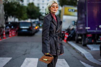 acne studios, acne studios bag, acne studios look, Amalie Gassmann, bag, black jacket, black pants, jacket, leather jacket, leather pants, pants, pink turtleneck, sunglasses, transparent sunglasses, turtleneck, street style, jonathan paciullo, FW, frenchystyle, fashion week, PFW, PARIS, SPRING SUMMER 2022, SS 22, horizontal, atmosphere details