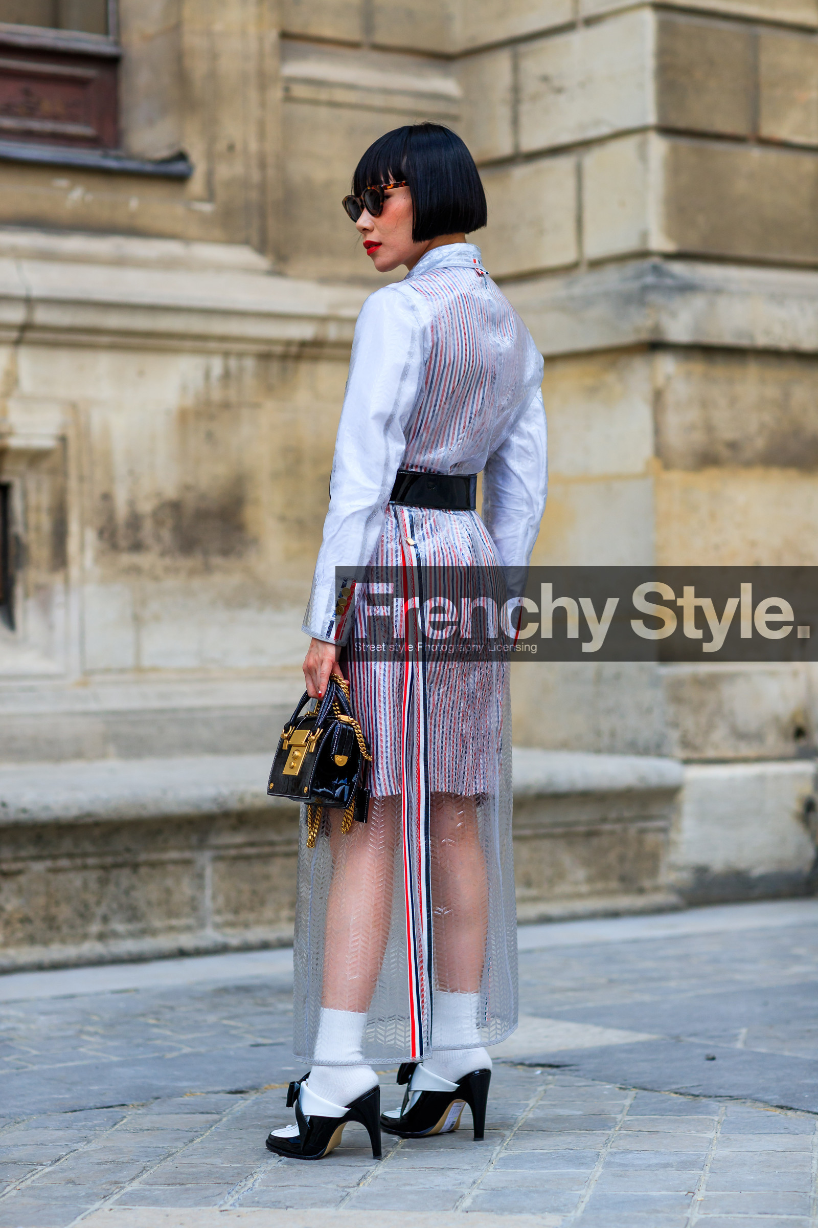 back detail, black and white shoes, black bag, black belt, fashion week, frenchystyle, full length, FW, high heels, jonathan paciullo, leather bag, leather belt, leather shoes, mademoiselle yulia, MENSWEAR, PARIS, PFW, red lips, SPRING SUMMER 2018, SS 18, street style, sunglasses, thom browne, transparent coat, trench coat, vertical, white shirt