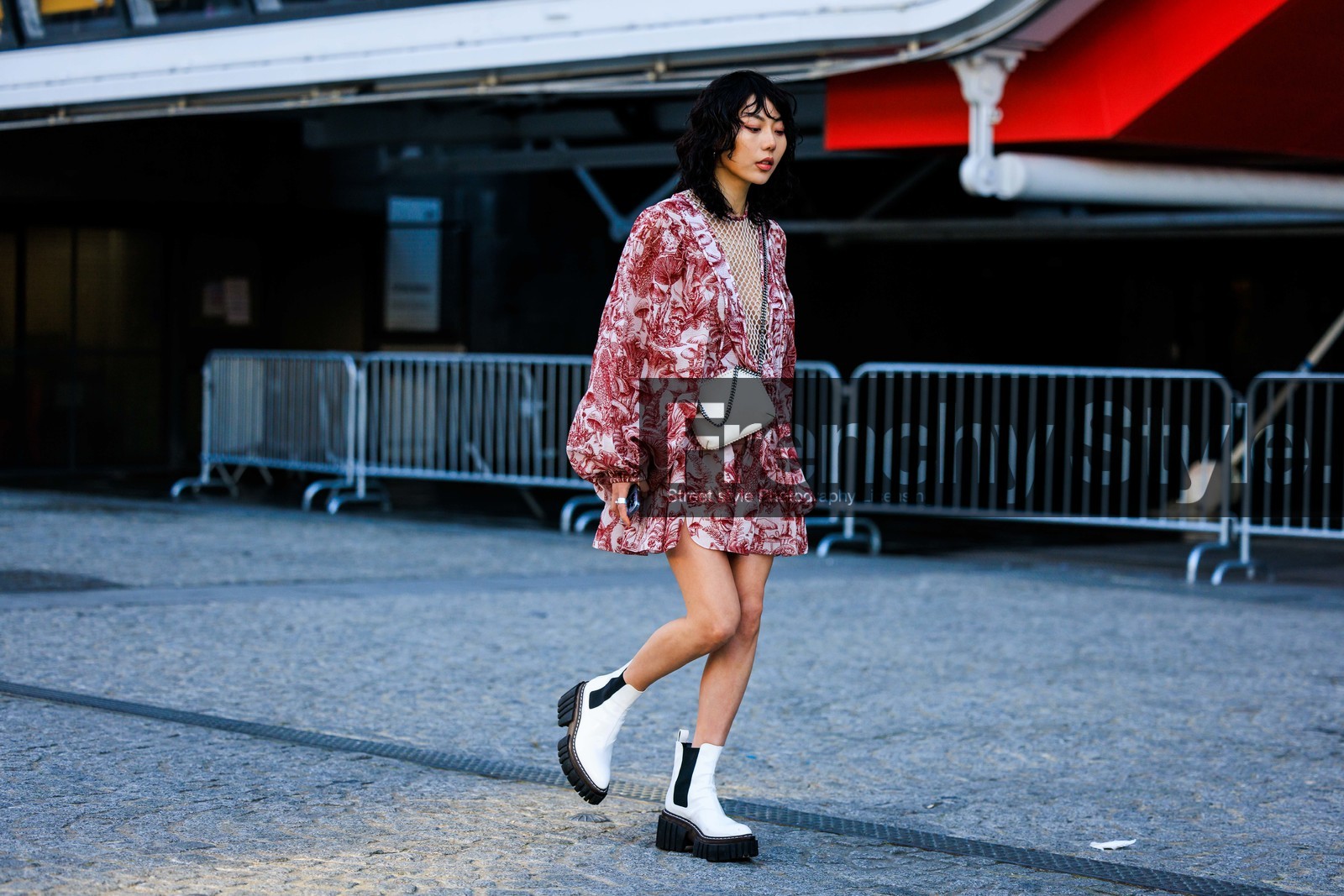 mini dress, red dress, white handbag, fishnet chest dress, crossbody bag, street style, jonathan paciullo, FW, frenchystyle, fashion week, AUTUMN WINTER 2022-2023, FALL WINTER 2022_2023, FW 22-23, horizontal, PFW, PARIS, atmosphere details, full length, floral dress